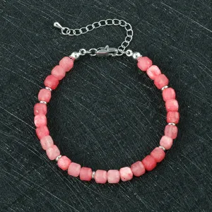 Gefacetteerde rode agaat kralen armband detailweergave met natuursteen en metalen sluiting.
