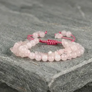 Rozenkwarts kralen armband detail, handgeweven roze koord verstelbare stapelbare sieraden.