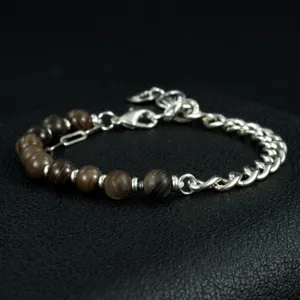 Close-up details van de gecombineerde kralen- en metalen kettingarmband met fijne afwerking.
