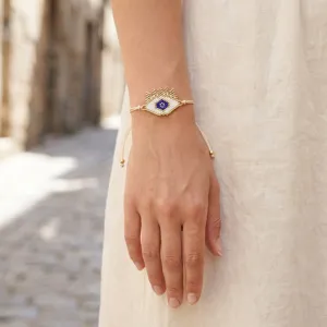 Dettaglio del braccialetto con perline Miyuki fatto a mano con motivo occhio azzurro chic.