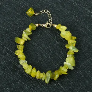 Groene edelsteen chip armband met verstelbare goudkleurige ketting en karabijnsluiting.