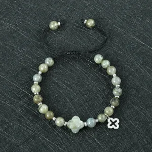 Verstelbare gevlochten edelsteen armband met een stijlvolle klaverblad hanger voor dames.