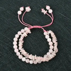 Close-up detailopname van een dubbellaagse roze kristalen kralenarmband met verstelbaar koord.
