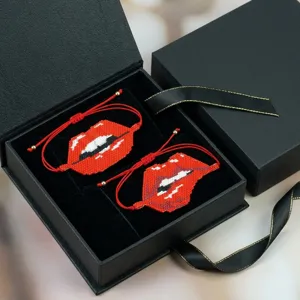 Bracciale regolabile tessuto con perline Miyuki labbra rosse dettaglio in confezione.