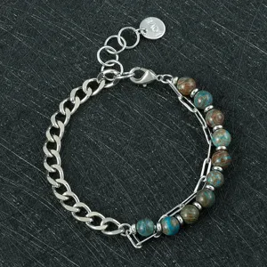 Gedetailleerd overzicht van de dubbellaagse edelsteen metalen ketting armband trendy.