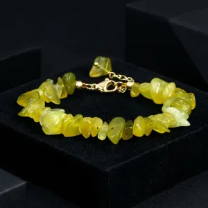 Gedetailleerd close-upoverzicht van de gele onregelmatige edelstenen armband met sluiting.