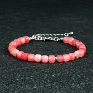 Gedetailleerd overzicht van gefaseerde roze natuurstenen kralenarmband in vintagestijl.