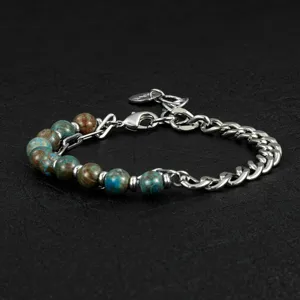 Detailopname van armband met halfedelstenen en metalen ketting, stijlvol design dichtbij.