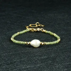 Detailopname van onregelmatige zoetwaterparel groene kralen mode armband detail stuk.