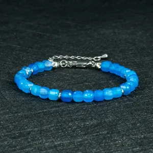 Detail van de blauwe facetgeslepen edelsteen kralenarmband met glimmende kralen en zilveren ketting.