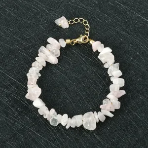 Gedetailleerd overzicht van natuurstenen kralenarmband met vergulde sluiting en kettinkje.