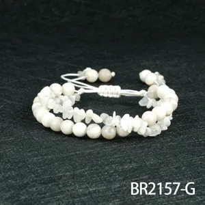 Detailopname van de handgemaakte edelsteen kralen en chip stapelbare armband met koord.