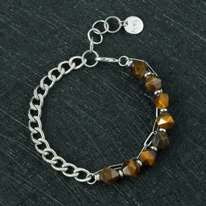 Close-up van een elegante halfedelsteen en metalen kettingarmband voor dagelijks gebruik.