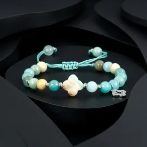 Gedetailleerd uitzicht van klaver kralen armband, verstelbare edelsteen sieraden met bedel