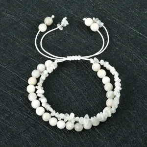 Close-up detail van handgemaakte dubbellaags halfedelstenen kralen armband met verstelbaar koord.