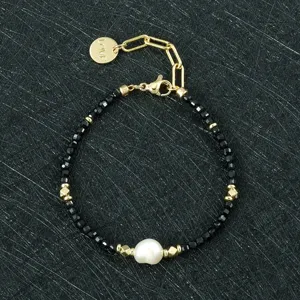 Modieuze minimalistische zwarte agaat kraal armband met zoetwaterparel voor dagelijks.