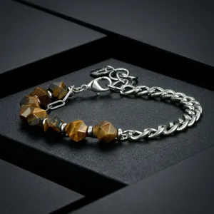 Gedetailleerd overzicht van een stijlvolle half-steen half-ketting armband met tijgeroogralen.