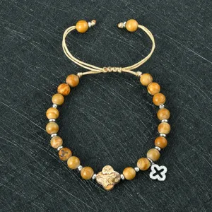 Chique verstelbare gevlochten armband met kralen en klavertje vier hanger stijl.