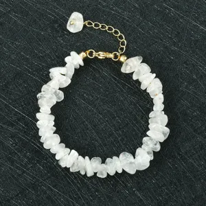 Detailfoto van onregelmatige witte kristallen steen armband met gouden verstelbare sluiting.