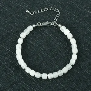 Witte gefacetteerde kubus natuursteen kralen armband met zilveren metalen verlengketting.