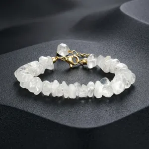 Detailopname van onregelmatige kristallen armband met vergulde sluiting en verlengketting.