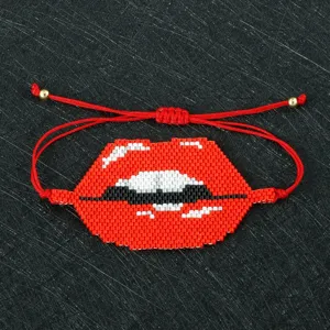 Bracciale intrecciato regolabile con labbra rosse in perline Miyuki fatto a mano dettaglio.