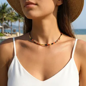 Boho Tila Perlen Kette Detailaufnahme farbiger retro Sommer Strand Stil Halsschmuck Accessoire.