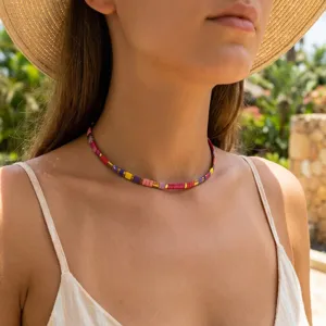 Bunte TILA Perlen Choker Halskette Detailansicht, bohemian Strandurlaub Schmuck.
