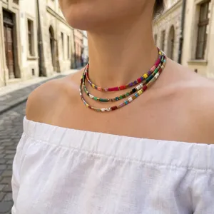 Detailaufnahme einer bunten mehrreihigen Perlenkette im Boho-Stil, ideal für Strand und Alltag.