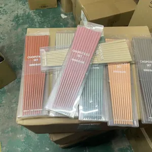Set di bacchette in lega multicolore, resistenti al calore e di grado alimentare per cucina.