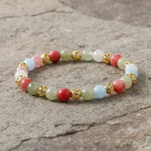 Multicolor edelsteen kralenarmband met gouden tussenralen, mooie vintage gedetailleerde foto.