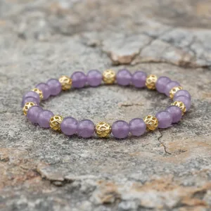 Gedetailleerd overzicht van minimalistische halfedelstenen kralenarmband met gouden accenten.