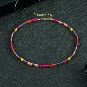Böhmische bunte TILA Perlen Choker Halskette mit goldener Verlängerungskette für Stranddetails.