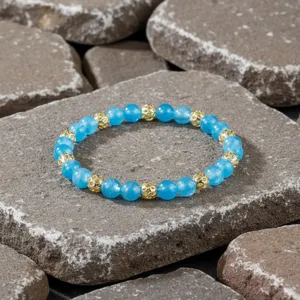 Blauwe halfedelsteen kralen armband met goudkleurige afstandskralen elastische stijl.