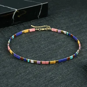 Bunte Tila Perlen Choker Halskette mit goldenen Abhaengern und Verlaengerungskette Detail.