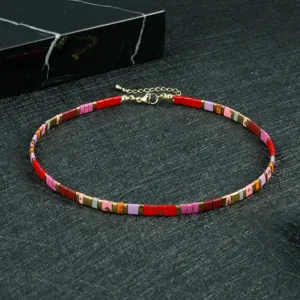 Detailaufnahme der bunten TILA-Perlen Choker Halskette im lebendigen Boho-Design.