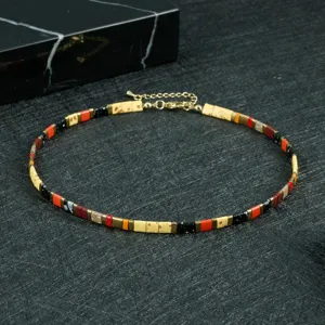 Detailaufnahme der bunten böhmischen Tila Perlen Choker Halskette mit goldener Verlängerung.