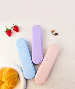 Tragbare Besteckbox Detailansicht mit pastellblauen, lila und rosa Farboptionen für Reisen.