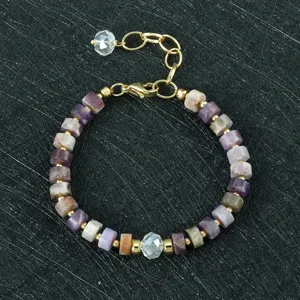 Detail van de kleurrijke toermalijn armband met halfedelstenen en goudkleurige metalen onderdelen.
