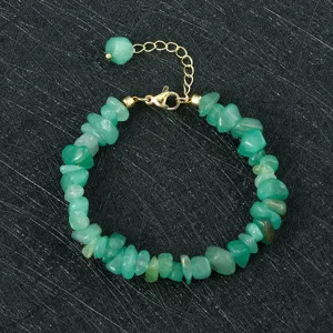 Detailopname van groene chipstone armband met vergulde kreeftsluiting en verlengketting.