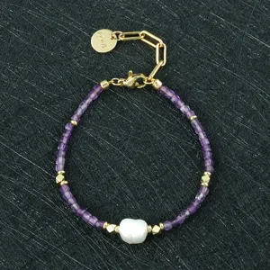 Gedetailleerd overzicht van modieuze kralenarmband met onregelmatige parel en paarse kralen.
