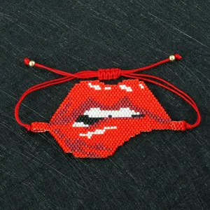 Braccialetto di perline fatto a mano con design di labbra rosse chic e cordino regolabile.