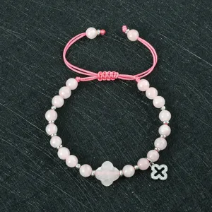 Modieuze roze kristal vierbladige klaver gevlochten armband met verstelbaar koord.
