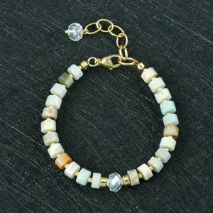 Kleurrijke halfedelstenen kralenarmband met goudkleurige accenten en kristallen hanger.