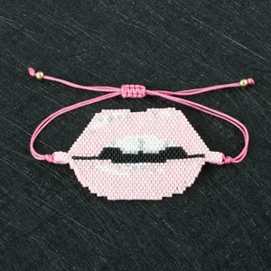 Braccialetto di perline artigianale con motivo a labbra rosa alla moda, cordino regolabile.
