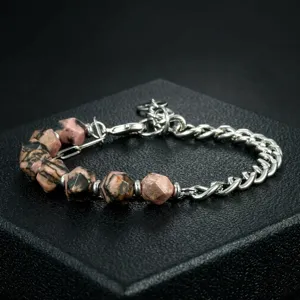 Detailopname van het nisontwerp halve edelsteen metalen ketting armband voor stellen.