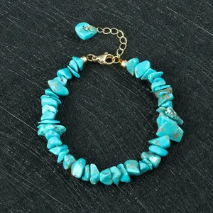 Gedetailleerd overzicht van onregelmatige turquoise chipsteen armband met verstelbare ketting en hart.