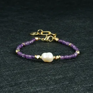 Close-up detail van paarse kristal kralen armband met onregelmatige zoetwaterparel.