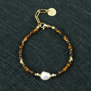 Gedetailleerd overzicht van modieuze onregelmatige zoetwaterparel en bruine kralenarmband.