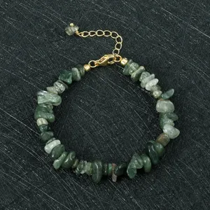 Groene onregelmatige edelsteenkraal armband met gouden verstelbare verlengketting.